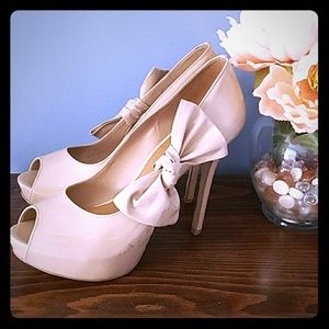 Patent nude pumps